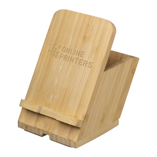 Portapenne in bamb chiaro con superficie di appoggio inclinata.