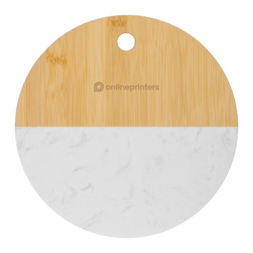 Tagliere in legno con foro per appenderlo.