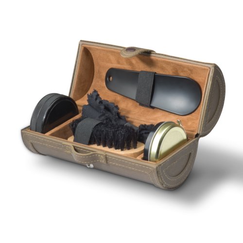 Set per la cura delle scarpe marrone con spazzola, panno e calzascarpe.