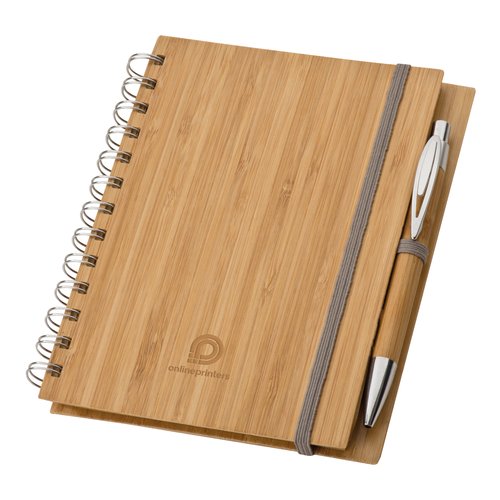 Taccuino in legno chiaro con rilegatura a spirale ed elastico.