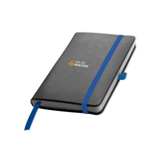 Quaderno blu con copertina rigida, chiusura elastica e segnalibro.