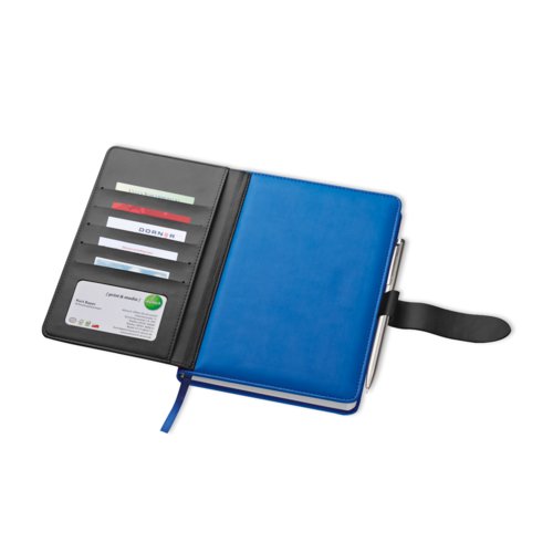 Quaderno blu con copertina, portapenna, fessure per biglietti da visita e chiusura con elastico.