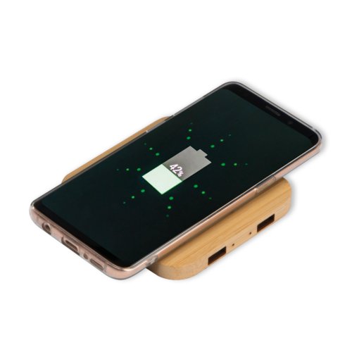 Caricatore beige in bamb per caricare dispositivi in modalit wireless.