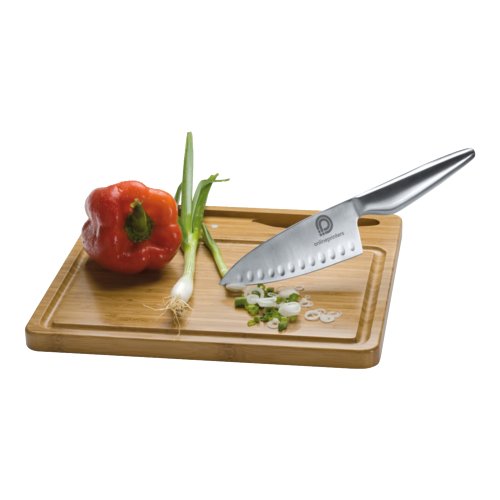 Tagliere in legno con coltello e scanalatura.
