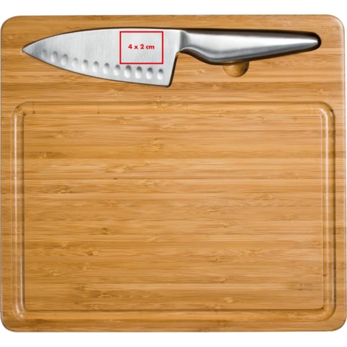 Tagliere in legno con coltello.