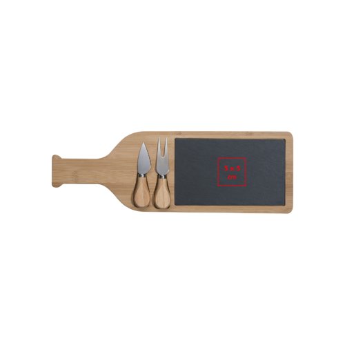 Tagliere in legno con piatto in ardesia e set di coltelli da formaggio.