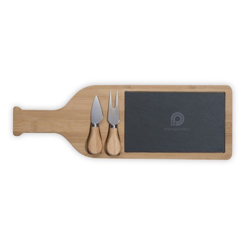 Tagliere in legno con piastra in ardesia e coltelli da formaggio.
