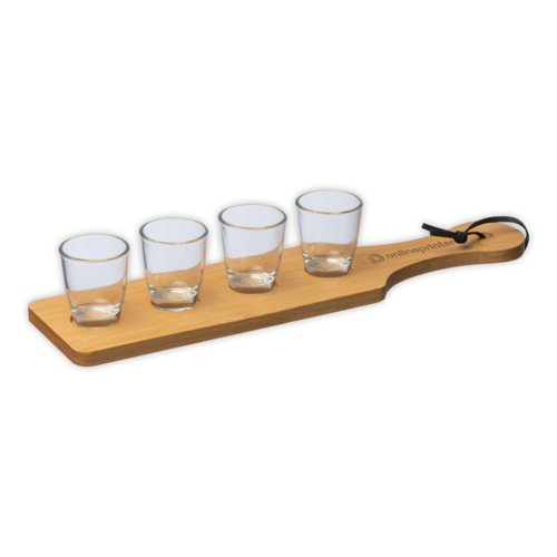 Set di bicchierini in legno chiaro con vassoio in legno e quattro bicchieri.