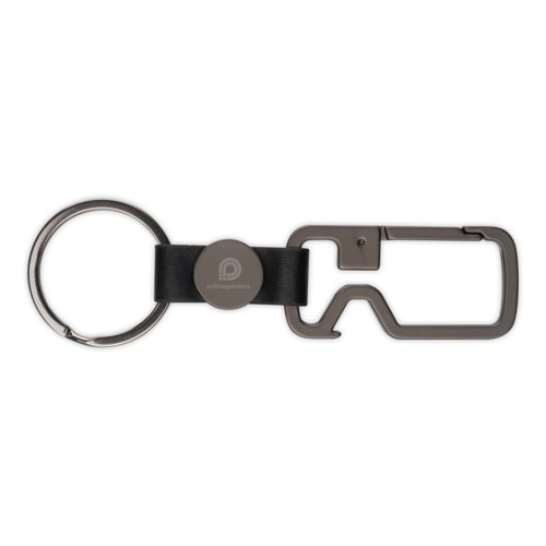 Portachiavi in pelle nera con anello in metallo e apribottiglia.