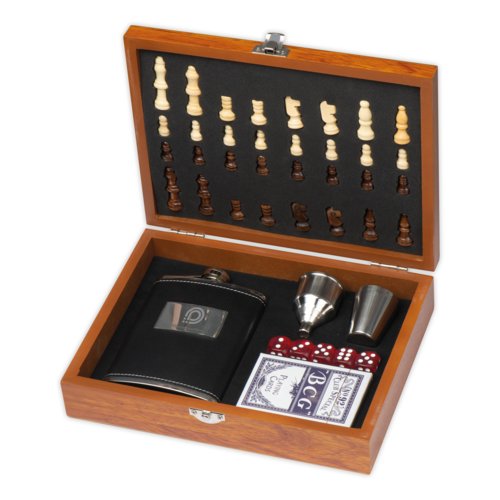 Set di giochi in legno con scacchi, dadi, carte e fiaschetta.