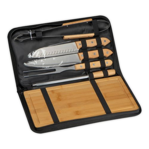 Set barbecue nero con utensili in legno e acciaio inossidabile in una custodia con cerniera.