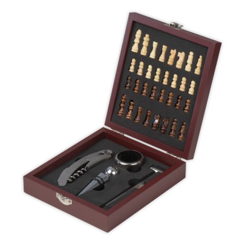 Set da vino in legno con scacchiera e accessori.