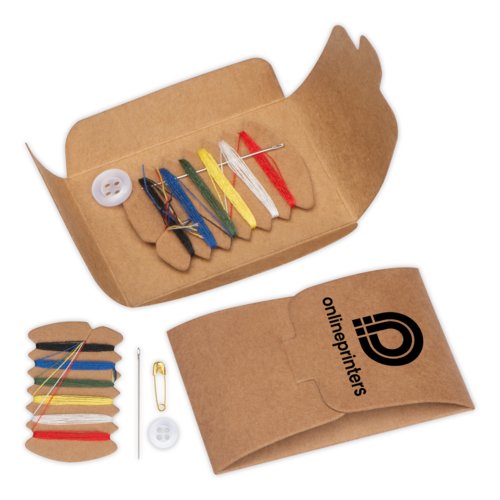 Set da cucito marrone con fili assortiti, aghi e bottoni.