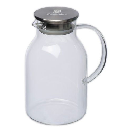 Caraffa in vetro con coperchio e manico.