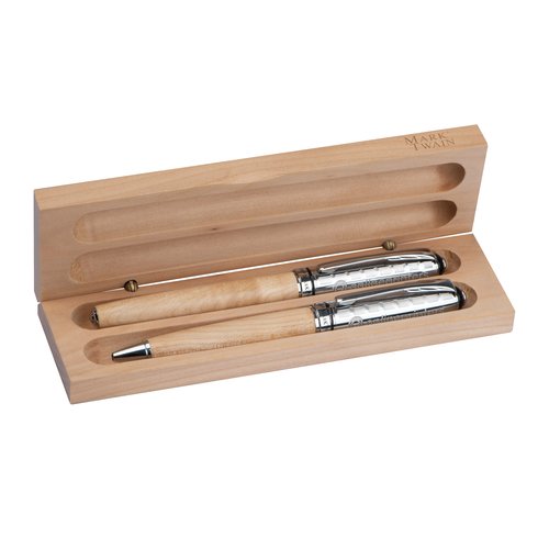 Set da scrittura in legno beige con penna a sfera e penna stilografica.