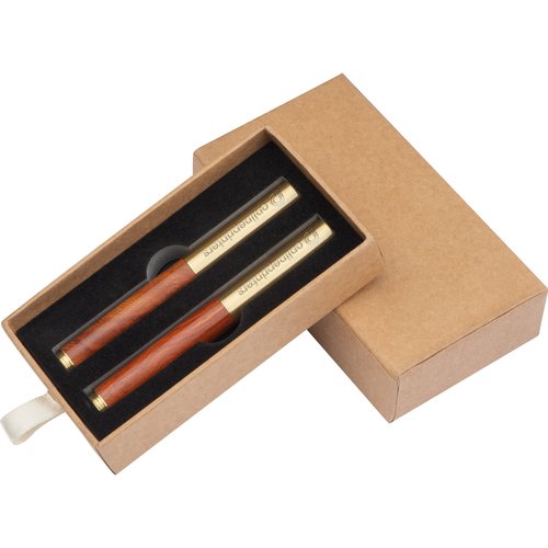 Set da scrittura in legno marrone con due penne e scatola coordinata.