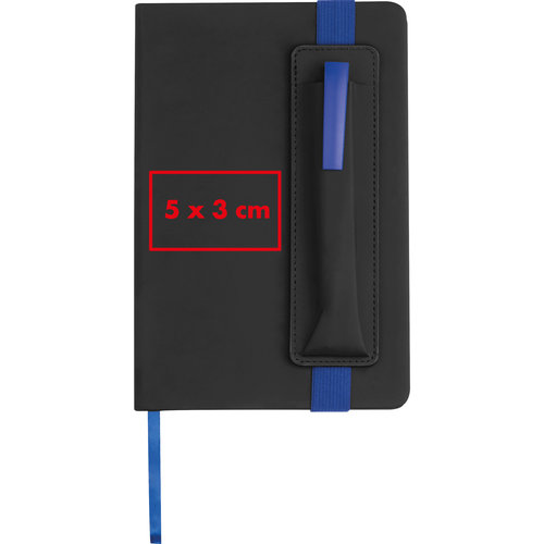 Quaderno nero con portapenna, chiusura elastica e segnalibro.