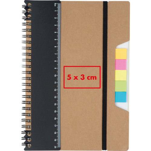 Quaderno marrone con rilegatura a spirale, elastico e note adesive.