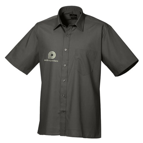 Camicia a maniche corte in popeline grigia da uomo con abbottonatura e taschino sul petto.