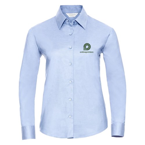 Camicia Oxford da donna azzurra con maniche lunghe e abbottonatura.