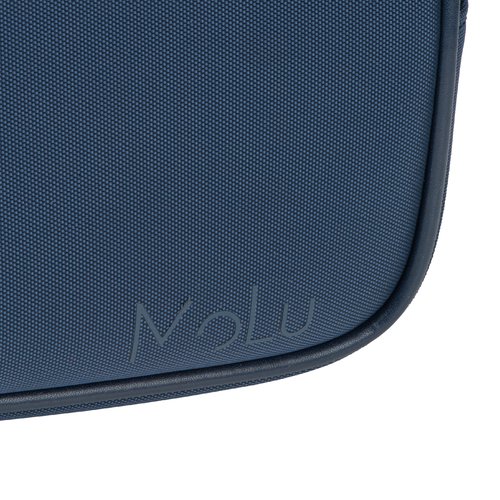 Beauty case in tessuto blu scuro con cerniera.