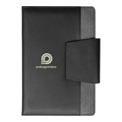 Quaderno nero con patta di chiusura.