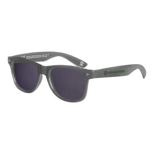 Occhiali da sole in RPET grigio argento con lenti scure.