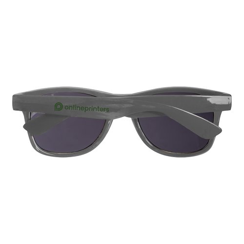 Occhiali da sole RPET grigio argento con lenti scure.