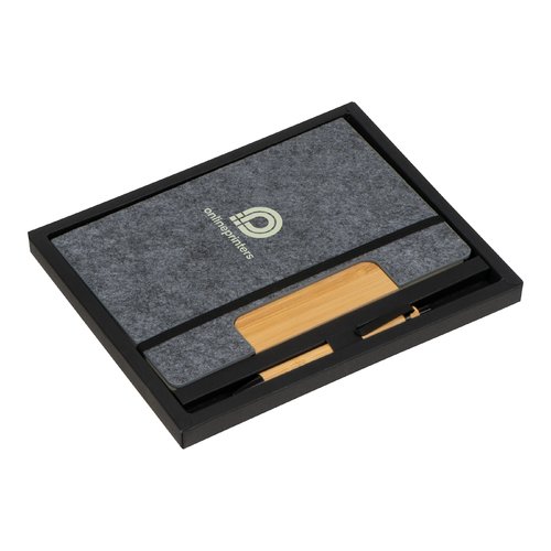 Set di quaderni in feltro grigio argento con penne e dettagli in legno.