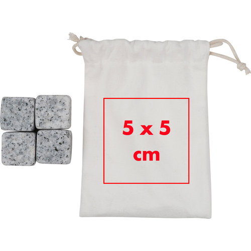 Cubetti di ghiaccio in pietra grigia con sacchetto.