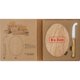 Tagliere per formaggio in legno con coltello.