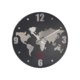 Orologio da parete in alluminio con lancette di ore, minuti e secondi.