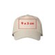 Cappellino da baseball beige in tessuto con cinturino regolabile.
