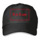 Cappellino nero in tessuto con visiera precurvata e chiusura regolabile.