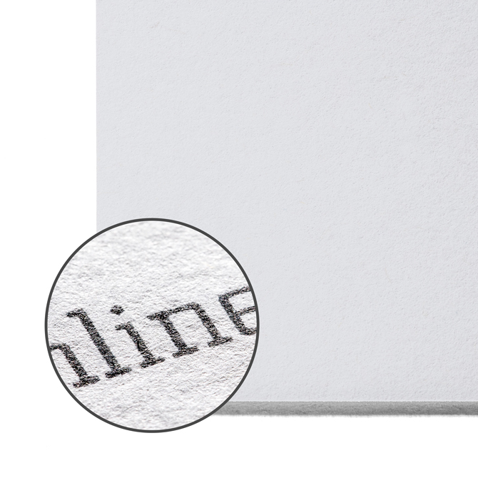 Immagine Macro di cartoncino riciclato con superficie opaca e leggermente irregolare in materiale riciclato.